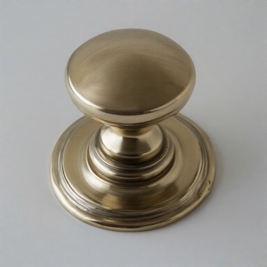 ลูกบิดประตูโลหะแบบวินเทจสลักลายบนยอดแบบสตูดิโอลูกบิดประตูสไตล์วินเทจที่ได้รับแรงบันดาลใจในการออกแบบเพื่อความน่าดึงดูดเหนือกาลเวลาและเสน่ห์ภายในอันโอ่อ่า - Product Image 2