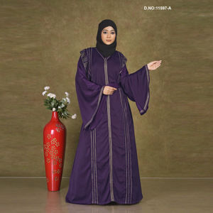 อาบายะห์ยาวทรงสง่างาม ตกแต่งด้วยลายประดับที่ไหล่ ผลิตจากผ้าไนดา - Product Image 1