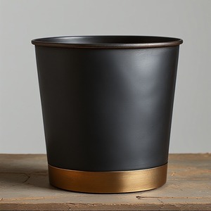 Poubelle en laiton fabriquée à la main avec revêtement noir brossé conçue pour les intérieurs décoratifs et l'esthétique de la vie moderne. - Product Image 2