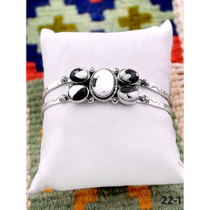 Brazalete de Moda Hecho a Mano en el Suroeste con Plata de Ley y Búfalo Blanco - Product Image 2