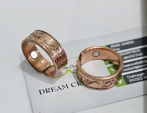 Anillo Magnético de Cobre 99.9% con Grabado Floral Antiguo, Logotipo Personalizado, Estilo Europeo, Regalo Empresarial, Año Nuevo, Unisex - Product Image 1