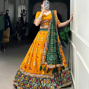 Lehenga choli de color amarillo de primera calidad en tela de seda Tussar con estampado de Patola y trabajo de encaje y lámina Gamthi Work - Product Image 1