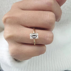 Solitario de moissanita de corte esmeralda de 2,25 quilates en plata de ley 925 con halo oculto y estilo de promesa minimalista - Product Image 5