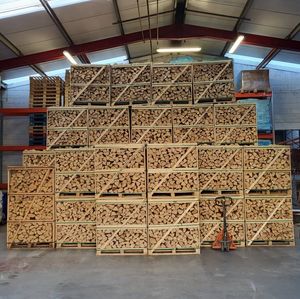 Leña de haya de roble Premium para un rendimiento limpio de larga duración, perfecta para soluciones de calefacción en interiores y exteriores. - Product Image 1