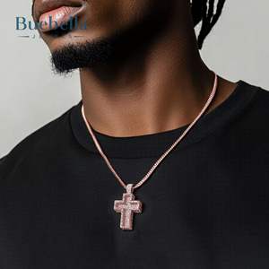 Nouveau design élégant pendentif croix en mosaïque glacée en argent 925 et plaqué or 18 carats pendentifs et breloques en moissanite - Product Image 4