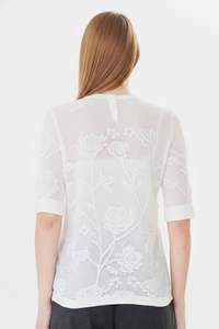 Blouse en tricot à motif de roses pour femmes - Haut doux à col rond et manches courtes avec bouton au dos - Tricotage floral au crochet pour l'été - Product Image 4