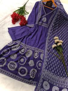 Ensemble moderne Anarkali Kurta en coton avec de magnifiques broderies sur le col, motif festif, Salwar Kameez réversible - Product Image 4