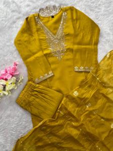 ชุดคุर्ติ กางเกง และผ้าคลุมไหล่สีมัสตาร์ดพิเศษ ดีไซน์ใหม่ แบรนด์ Haldi Seremany คอวี พร้อมการตกแต่งแบบเต็มตัว - Product Image 5