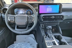 Toyota Land Cruiser Serie 250 Primera Edición 2024, SUV 4x4 de 4 Puertas, Certificado, Limpio y Poco Usado, Transmisión Automática, Volante a la Izquierda, Color Oscuro - Product Image 4