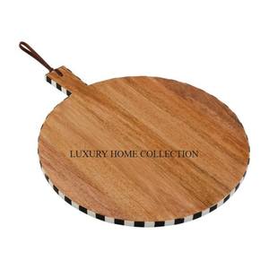 Tabla de cortar de madera hecha a mano con acabado natural que ofrece una combinación perfecta de funcionalidad y elegancia para el uso diario - Product Image 1
