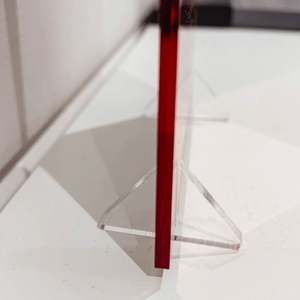 Tarjetero de acrílico transparente con un diseño elegante, perfecto para exhibir tarjetas de visita y suministros de mesa - Product Image 5