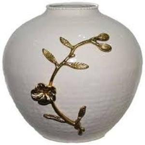 Vase à fleurs martelé moderne en métal aluminium avec motif de feuille florale dorée et couleur ivoire pour décoration de mariage fait à la main - Product Image 6