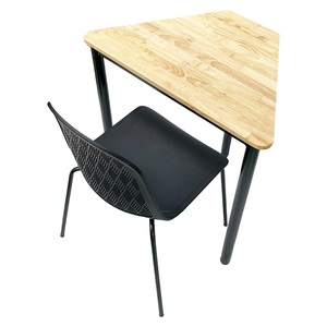 Table trapézoïdale de style Lego CB68169 et chaises en plastique avec pieds en fer - Product Image 1
