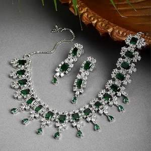 Collier tendance en argent plaqué or de forme hexagonale, orné de diamants de taille ronde brillante de qualité VVS créés en laboratoire - Product Image 4