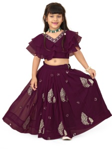 Conjunto de Lehenga Choli Tradicional Morado para Niñas de Shoryam Fashion, Top con Volantes en Capas, Falda con Estampado Étnico Dorado - Product Image 2