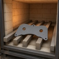 Plaque réfractaire en carbure de silicium gris, dalle irrégulière avec plusieurs trous, insert céramique pour four industriel