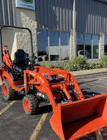Tracteur compact 4x4 avec chargeur et pelle rétrocaveuse, mini-tracteur Kubota BX23S avec chargeur à attache rapide et godet à fixation par broches, prêt à l'exportation.