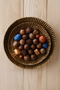 Bandeja DE SERVICIO DE METAL decorativa diseñada para elevar sus presentaciones de chocolate y dulces con elegancia y encanto atemporales - Product Image 2