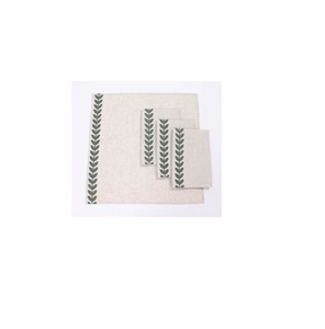 Chemins de table en lin côtier avec des broderies légères complétant les intérieurs de maisons au bord de la mer - Product Image 4