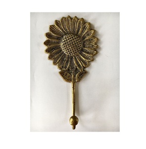 Crochets muraux en métal d'inspiration moderne du milieu du siècle avec des lignes épurées et un style rétro adapté à la décoration intérieure mod - Product Image 6