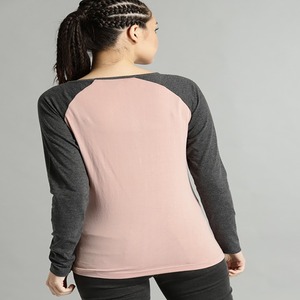 T-shirt femme coupe ajustée col rond manches raglan couleur gris et rose Vêtements d'été personnalisés avec logo Fabriqué en Inde - Product Image 5