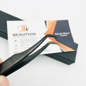 Pince à épiler professionnelle en acier inoxydable avec logo personnalisé, accessoire d'extension de cils en fibre plasma noire, beauté pointue - Product Image 1