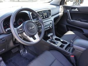 Incroyable Kia Sportage LX AWD 2022 d'occasion avec roues en alliage Sièges en cuir Ensemble sport Système de navigation Toit ouvrant à démarrage à distance - Product Image 5