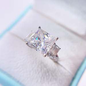 Princess Cut Mix Emerald Cut Tres piedras Diseño Moissanite Anillo de compromiso Estilo vintage - Product Image 2