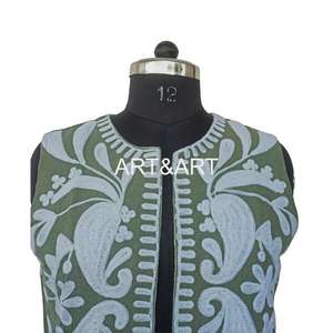 Chaqueta de Invierno de Algodón con Bordado Suzani Hecha a Mano, Chaqueta Corta Suzani para Mujer, Talla Única, Chaqueta Corta Acolchada - Product Image 3