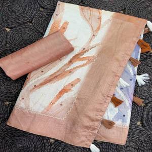 VASTRA COTTAGE Elegante Sari de Lino Tusser con Estampado Digital, Trabajo de Espejo Hecho a Mano, Borlas de Algodón de Lujo con Blusa Estampada en Contraste - Product Image 6