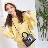 Sac fourre-tout structuré minimaliste effet croco, sac à main de luxe noir avec boucle géométrique dorée pour un look élégant au bureau