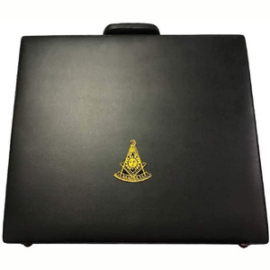 Mallette de cérémonie sur mesure en cuir véritable avec tablier maçonnique pour maîtres maçons artisans spécialisés dans le point de croix et la broderie - Product Image 4