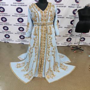 GLAMOROUS Kaftan bleu clair XXL lourd brodé Robe ethnique musulmane traditionnelle élégante avec accessoire en tissu - Product Image 2