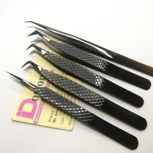 Pince à cils Plasma noir brillant avec logo personnalisé Pince à cils diamantée 45 90 degrés Volume russe Pince à épiler à pointe en fibre - Product Image 2