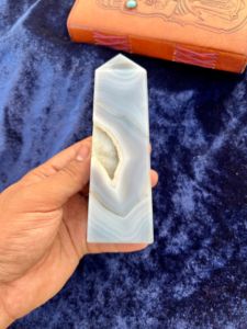 Venta al por mayor de ágata de encaje azul natural Druzy Tower varita de curación de cuarzo calmante | Punto de cristal Reiki para decoración metafísica y del hogar - Product Image 6