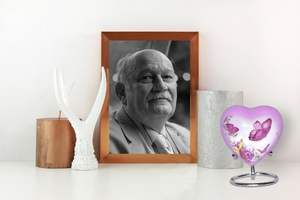 Urne souvenir coeur papillon-Mini urne crémation coeur avec support et boîte de qualité supérieure-Petite urne souvenir-Honore votre bien-aimé - Product Image 4