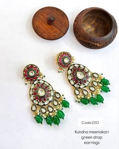 Pendientes clásicos Kundan con perla y chapado en oro Jhumkas atemporales para novias Festivales Ocasiones especiales - Product Image 4
