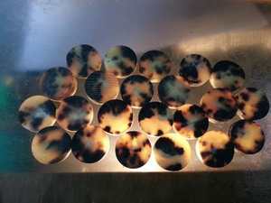 Ébauches de boutons en corne de boeuf de buffle naturelle fabriquées à la main de qualité supérieure personnalisées pour les vêtements de chemise en jean et autres de l'Inde. - Product Image 2