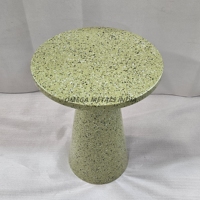 Table basse fonctionnelle en terrazzo vert moucheté Plateau circulaire plat et socle conique pour une esthétique moderne