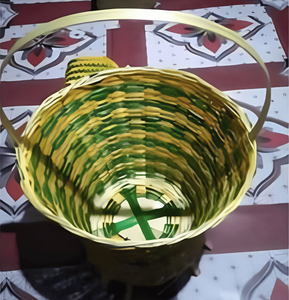 Cesta cilíndrica alta de bambú tejida a mano con patrón amarillo verde y mango resistente, ideal para REGALOS FESTIVOS o almacenamiento - Product Image 1