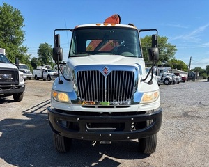 Venta en Subasta de Camiones Usados: Camión Plataforma 4x2 International 4300 de 2016 con Grúa Knuckle PK12000 de 2015 - Product Image 2