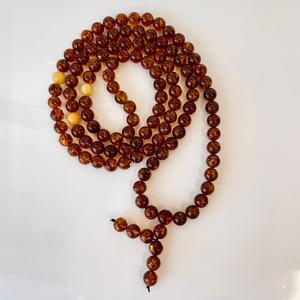 Mala bouddhiste en ambre naturel cognac doré, 108 perles - Product Image 2