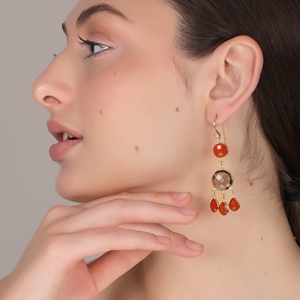 Boucles d'oreilles pendantes en laiton plaqué or 18 carats faites à la main, chalcédoine fumée |   Bijoux de mariage bohème tendance pour femmes |   Jaipur, Inde - Product Image 6