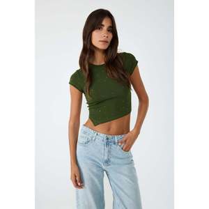 Blusa Corta Informal con Bordado de Piedras, Cuello Redondo, Manga Casquillo, Corte Asimétrico y Logotipo Frontal, 100% Algodón - Product Image 1