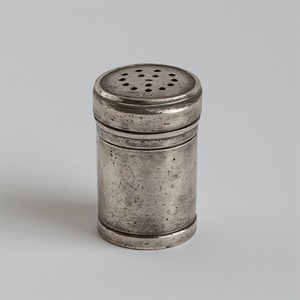 Élégant moulin à sel et à poivre en acier inoxydable avec manche en laiton orné artisanal offrant un accent décoratif pour les repas - Product Image 1