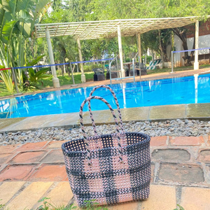 กระเป๋าเครื่องสำอางไนล่อนแบบมีซิปใช้ซ้ำได้เป็นมิตรกับสิ่งแวดล้อมงานแฮนด์เมดกระเป๋าผ้าทอพลาสติกรีไซเคิลทำจากอินเดียสำหรับการเดินทาง - Product Image 1