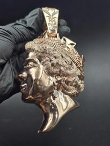 จี้เพชรโมอิสซาไนต์ VVS คุณภาพสูง สไตล์ฮิปฮอป ประดับเพชรเต็มตัว ดีไซน์หน้าควีน เงินแท้ 925 ราคาถูก - Product Image 2