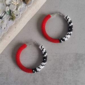 Boucles d'oreilles créoles faites à la main avec des motifs de perles de rocaille géométriques pour coiffer des cerceaux perlés Boho créatifs dans des nuances inspirées de la nature - Product Image 2