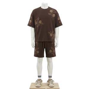 เสื้อยืดถักลายปักสไตล์วินเทจใหม่สำหรับฤดูร้อน พร้อมกางเกงขาสั้น ชุดเซ็ตสำหรับผู้ชาย มีซิปและกระเป๋า สไตล์อเมริกัน - Product Image 1