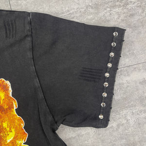 T-shirt surdimensionné en coton 100% de style streetwear personnalisé, coupe ample, impression DTG, graphisme jumbo, rivets cloutés, effet délavé - Product Image 4